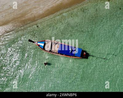 Vue aérienne d'un bateau à longue queue sur la plage Ko Ra Wi Banque D'Images