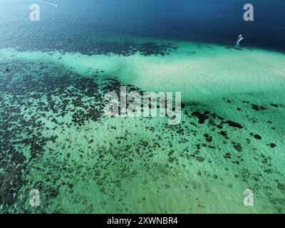 Vue aérienne des nuances bleues et des motifs du récif corallien à Koh Lipe, Satun, Thaïlande Banque D'Images