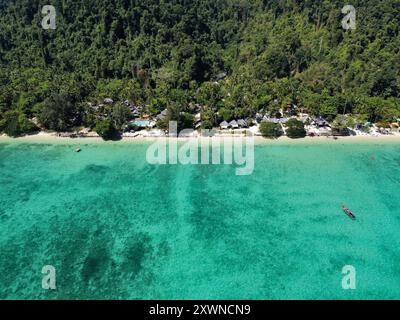 Vue aérienne de la plage de Ko Ngai avec l'eau turquoise intense le matin d'une journée d'été ensoleillée, et stations balnéaires avec bungalows près de la mer Banque D'Images