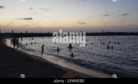 Les gens se baignent à la plage de Bat Galim le 14 août 2024 à Haïfa, en Israël. Banque D'Images