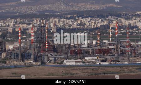 Les gaz sortent des cheminées d’une installation de raffinerie dans la baie de Haïfa le 14 août 2024 à Haïfa, Israël. Banque D'Images