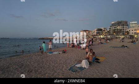 Les gens se baignent à la plage de Bat Galim le 14 août 2024 à Haïfa, en Israël. Banque D'Images