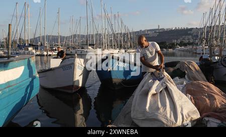 Les pêcheurs arabes israéliens se préparent à naviguer dans le port de pêche de Kishon le 14 août 2024 à Haïfa, Israël. Banque D'Images