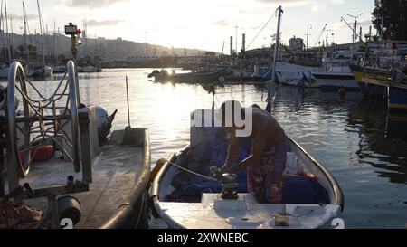 HAÏFA, ISRAËL - 14 AOÛT : un pêcheur revient de la mer au port de pêche de Kishon le 14 août 2024 à Haïfa, Israël. Banque D'Images