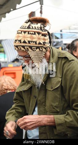 Homme en chapeau péruvien au marché de rue Ipanema hippie, Rio de Janeiro Banque D'Images