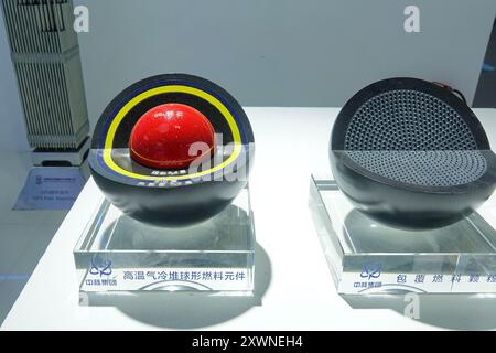 YANTAI, CHINE - 15 AOÛT 2024 - Un modèle d'élément combustible sphérique d'un réacteur refroidi au gaz à haute température est exposé au Yantai Interna 2024 Banque D'Images