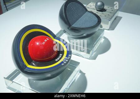 YANTAI, CHINE - 15 AOÛT 2024 - Un modèle d'élément combustible sphérique d'un réacteur refroidi au gaz à haute température est exposé au Yantai Interna 2024 Banque D'Images