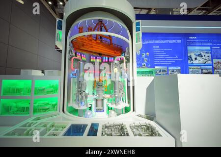 YANTAI, CHINE - 15 AOÛT 2024 - Un modèle de la centrale nucléaire Hualong One est exposé au salon Yantai International Nuclear Power Industry de 2024 Banque D'Images