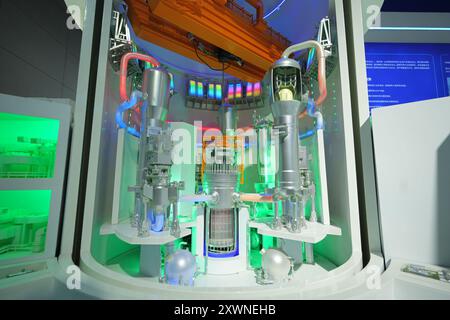 YANTAI, CHINE - 15 AOÛT 2024 - Un modèle de la centrale nucléaire Hualong One est exposé au salon Yantai International Nuclear Power Industry de 2024 Banque D'Images