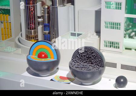 YANTAI, CHINE - 15 AOÛT 2024 - Un modèle d'élément combustible sphérique d'un réacteur refroidi au gaz à haute température est exposé au Yantai Interna 2024 Banque D'Images
