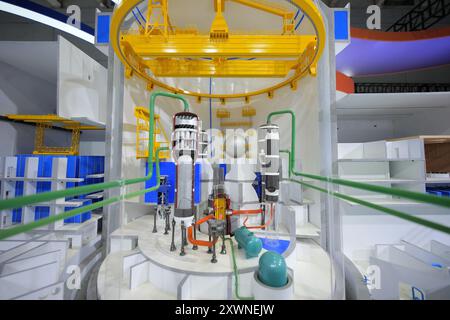 YANTAI, CHINE - 15 AOÛT 2024 - Un modèle de la centrale nucléaire Hualong One est exposé au salon Yantai International Nuclear Power Industry de 2024 Banque D'Images