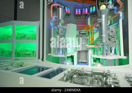YANTAI, CHINE - 15 AOÛT 2024 - Un modèle de la centrale nucléaire Hualong One est exposé au salon Yantai International Nuclear Power Industry de 2024 Banque D'Images