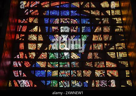 Vitraux à l'intérieur de la Catedral Metropolitana de São Sebastião do Rio de Janeiro (cathédrale Saint-Sébastien de Rio) Banque D'Images