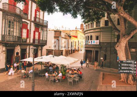 Gran Canaria, Espagne, Îles Canaries, Las Palmas - 22 juillet 2024. Un café de rue à la Vegueta, comme la vieille ville historique de Las Palmas de Gran Canaria est Banque D'Images