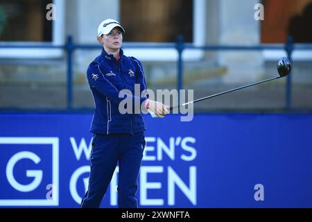 St Andrews, Fife, Écosse, Royaume-Uni. 20 août 2024 ; Old course at St Andrews, St Andrews, Fife, Écosse ; AIG Womens Open Golf, jour d'entraînement 2 ; Esther Henseleit d'Allemagne s'est lancée sur le premier trou de l'Old course, St Andrews Links lors d'une ronde d'entraînement à l'AIG Women's Open Credit : action plus Sports images/Alamy Live News Banque D'Images