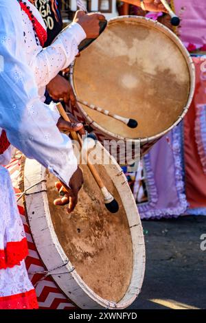 Batteurs colorés lors d'une manifestation religieuse de la culture afro-brésilienne dans les rues du Brésil Banque D'Images