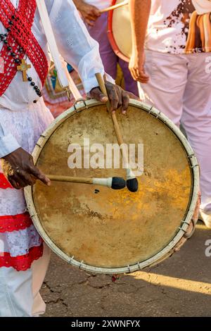 Joueur de tambour lors d'un festival religieux de la culture afro-brésilienne dans les rues du Brésil Banque D'Images