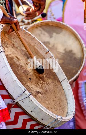 Tambours en bois rustiques et colorés lors d'un événement culturel afro-brésilien dans les rues du Brésil Banque D'Images