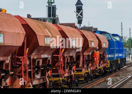 20 août 2024, Hesse, Mörfelden-Walldorf : un train de marchandises amène des matériaux sur le chantier de la gare de Mörfelden/Walldorf. Deutsche Bahn AG présente un rapport intermédiaire sur la rénovation générale de la Riedbahn. La Riedbahn est une ligne de chemin de fer reliant Mannheim à Francfort-sur-le-main - l'une des lignes de chemin de fer les plus importantes et les plus fréquentées en Allemagne. Les travaux de rénovation doivent être terminés d'ici le 14 décembre 2024. D’ici là, DB AG entend renouveler les voies et la technologie de signalisation, moderniser ou installer de nouveaux pare-bruits et moderniser 20 stations. Photo : Andreas Arnold/dpa Banque D'Images