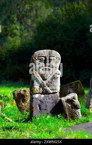 Cimetière de Caldragh, Boa Island, Lower Lough Erne, Irlande. Face ouest Janus Stone double face. Sculpture préhistorique celtique. Une fecondite Sheela na gig Banque D'Images