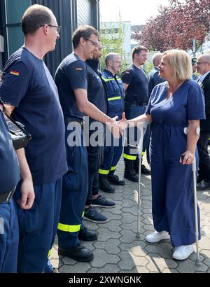 Rostock, Allemagne. 20 août 2024. Nancy Faeser (SPD, R), ministre fédérale de l’intérieur, est accueillie par les personnes présentes lors de sa visite à l’organisation de secours technique THW. Dans le cadre d'une « tournée de sécurité » en août, Faeser rencontre des policiers et des employés des services d'urgence et de contrôle des catastrophes dans plusieurs états fédéraux. Crédit : Bernd Wüstneck/dpa/Alamy Live News Banque D'Images