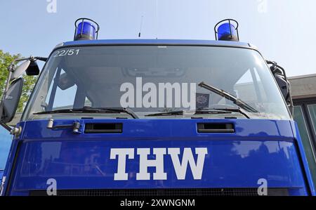 Rostock, Allemagne. 20 août 2024. Un véhicule d'urgence lors de la visite du ministre fédéral de l'intérieur Faeser au siège de l'Agence fédérale de secours technique (THW). Dans le cadre d'une « tournée de sécurité » en août, Faeser rencontre des policiers et des employés des services d'urgence et de contrôle des catastrophes dans plusieurs états fédéraux. Crédit : Bernd Wüstneck/dpa/Alamy Live News Banque D'Images