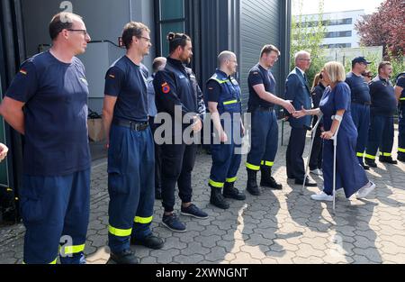 Rostock, Allemagne. 20 août 2024. Nancy Faeser (SPD, 3ème à partir de la droite), ministre fédérale de l’intérieur, est accueillie par les personnes présentes lors de sa visite à l’organisation de secours technique THW. Dans le cadre d'une « tournée de sécurité » en août, Faeser rencontre des policiers et des employés des services d'urgence et de contrôle des catastrophes dans plusieurs états fédéraux. Crédit : Bernd Wüstneck/dpa/Alamy Live News Banque D'Images