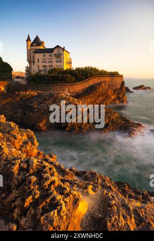 Villa Belza au coucher du soleil en été, Biarritz, Bayonne, Nouvelle-Aquitaine, Pyrénées Atlantiques, France, Europe Banque D'Images