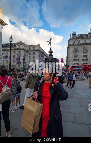 Londres - 06 11 2022 : fille à Piccadilly Circus après le shopping Banque D'Images