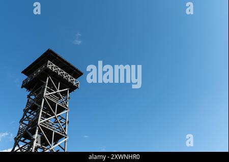 Une tour d'observation sur le sentier de randonnée Estonie. Tour de guet pendant la journée claire avec le ciel bleu. Estonie Banque D'Images