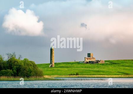 L'île de Devenish tour ronde et ruines monastique chrétienne celtique. Lower Lough Erne, près de Enniskillen, dans le comté de Fermanagh, Irlande Banque D'Images