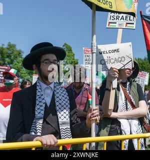 Chicago, Illinois, États-Unis. 19 août 2024. Un manifestant avec des Juifs Unis contre le sionisme à Union Park de Chicago, protestant contre la Convention nationale démocrate et la guerre à Gaza, un autre manifestant tient une pancarte qui dit : ''Bienvenue à Chicago'' (crédit image : © Chris Riha/ZUMA Press Wire) USAGE ÉDITORIAL SEULEMENT! Non destiné à UN USAGE commercial ! Banque D'Images