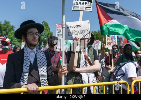 Chicago, Illinois, États-Unis. 19 août 2024. Un manifestant avec des Juifs Unis contre le sionisme à Union Park de Chicago, protestant contre la Convention nationale démocrate et la guerre à Gaza, un autre manifestant tient une pancarte qui dit : ''Bienvenue à Chicago'' (crédit image : © Chris Riha/ZUMA Press Wire) USAGE ÉDITORIAL SEULEMENT! Non destiné à UN USAGE commercial ! Banque D'Images