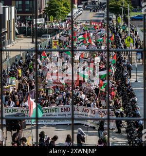 Chicago, Illinois, États-Unis. 19 août 2024. Des milliers de manifestants marchent sur l'avenue Damen, protestant contre la guerre à Gaza et la Convention nationale démocrate (crédit image : © Chris Riha/ZUMA Press Wire) USAGE ÉDITORIAL SEULEMENT ! Non destiné à UN USAGE commercial ! Banque D'Images