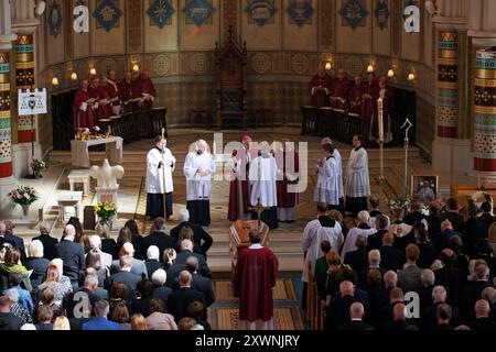 Mgr Alan McGuckian (au centre), évêque de Down et Connor lors des funérailles de l'ancien évêque catholique de Down et de Connor archevêque Noel Treanor à la cathédrale Saint-Pierre de Belfast. L’homme de 73 ans est décédé dimanche matin. Date de la photo : mardi 20 août 2024. Banque D'Images