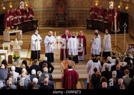 Mgr Alan McGuckian (au centre), évêque de Down et Connor lors des funérailles de l'ancien évêque catholique de Down et de Connor archevêque Noel Treanor à la cathédrale Saint-Pierre de Belfast. L’homme de 73 ans est décédé dimanche matin. Date de la photo : mardi 20 août 2024. Banque D'Images