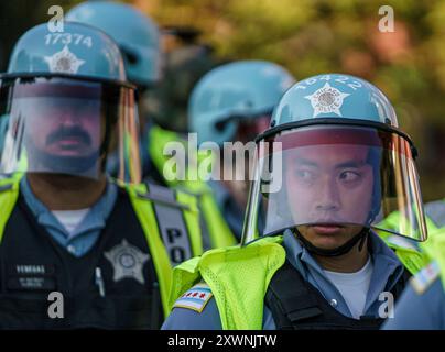 Chicago, Illinois, États-Unis. 19 août 2024. Les policiers de Chicago se rassemblent pour expulser les manifestants du parc n°578 près du périmètre de sécurité du DNC près du United Center (crédit image : © Chris Riha/ZUMA Press Wire) USAGE ÉDITORIAL SEULEMENT ! Non destiné à UN USAGE commercial ! Banque D'Images