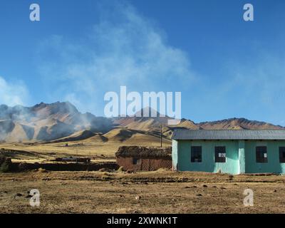 Une maison quechua à la base de Pallay Punchu près de Layo, Pérou Banque D'Images