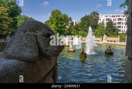 Der Märchenbrunnen an der Westspitze des Volksparkes Friedrichshain à Berlin-Friedrichshain. DAS unter Denkmalschutz stehende ensemble wurde im Juli 1913 eröffnet. Architekt War Lutz Hoffmann, die Märchenfiguren schufen die Bildhauer Ignatius Taschner, Georg Wrba und Josef Rauch. *** La fontaine de conte de fées à la pointe ouest de la Volkspark Friedrichshain à Berlin Friedrichshain L'ensemble classé a été ouvert en juillet 1913. L'architecte était Lutz Hoffmann, les figures de conte de fées ont été créées par les sculpteurs Ignatius Taschner, Georg Wrba et Josef Rauch Banque D'Images