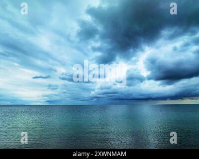 Nuages de tempête estivale sur le Kattegat, Marup Havn, Samsoe, Jutland, Danemark Banque D'Images