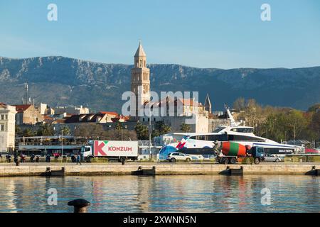 Le littoral du port de la ville centrale de Split et les bâtiments résidentiels vus d'un bateau naviguant dans le port. Belle matinée d'été avec ciel bleu. Croatie. (138). Banque D'Images