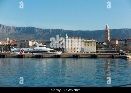 Le littoral du port de la ville centrale de Split et les bâtiments résidentiels vus d'un bateau naviguant dans le port. Belle matinée d'été avec ciel bleu. Croatie. (138). Banque D'Images