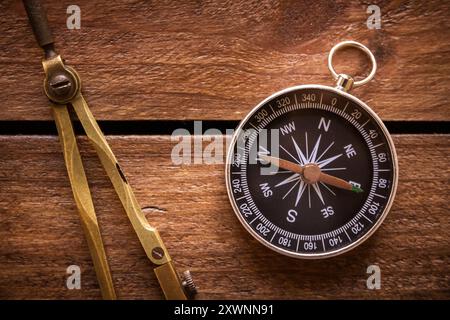 Dessin vintage et boussole de navigation sur une planche de bois rustique Banque D'Images