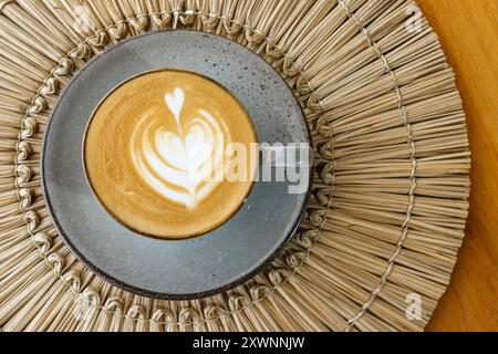 Vue aérienne d'un café latte décoré de mousse en forme de coeur sur une table Banque D'Images
