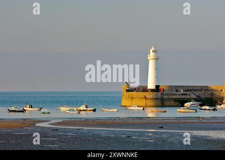 Port de pêche en mer d'Irlande de Donaghadee près de Bangor, Belfast, comté de Down, Irlande du Nord. Phare à l'entrée du port Banque D'Images