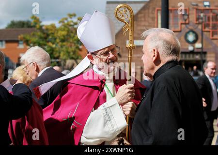 Le révérend Alan McGuckian (à gauche), évêque de Down et Connor, s'entretenant avec le père Aidan Troy après les funérailles de l'ancien évêque catholique de Down et de Connor, Noel Treanor, archevêque à la cathédrale Saint-Pierre de Belfast. L’homme de 73 ans est décédé dimanche matin. Date de la photo : mardi 20 août 2024. Banque D'Images