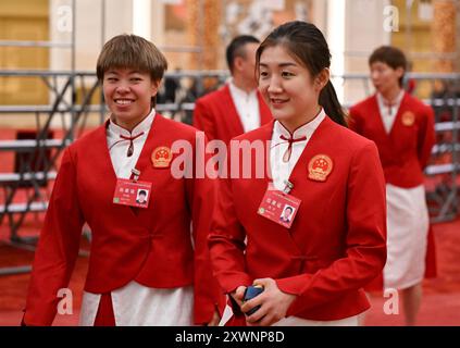 Pékin, Chine. 20 août 2024. Les joueurs de tennis de table Chen Meng (R) et Wang Yidi réagissent avant la cérémonie de révision de la délégation olympique chinoise pour Paris 2024 à Pékin, capitale de la Chine, le 20 août 2024. Crédit : Song Yanhua/Xinhua/Alamy Live News Banque D'Images