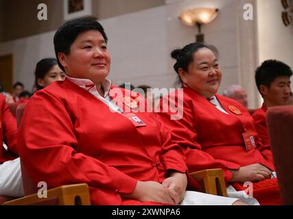 Pékin, Chine. 20 août 2024. Le putter Gong Lijiao (G) et le lanceur de marteaux Wang Zheng assistent à la cérémonie de révision de la délégation olympique chinoise pour Paris 2024 à Pékin, capitale de la Chine, le 20 août 2024. Crédit : Song Yanhua/Xinhua/Alamy Live News Banque D'Images