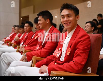 Pékin, Chine. 20 août 2024. Le sprint Yan Haibin (avant R) assiste à la cérémonie de révision de la délégation olympique chinoise pour Paris 2024 à Pékin, capitale de la Chine, le 20 août 2024. Crédit : Song Yanhua/Xinhua/Alamy Live News Banque D'Images