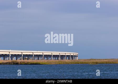 Une section du pont Marc Basnight qui traverse l'Oregon Inlet vu de la rive du Hatteras Nationl Seashore à Outer Banks, North Carolin Banque D'Images